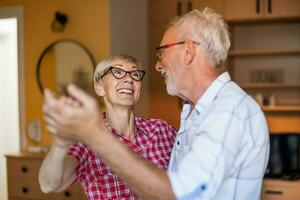 ein Senior Paar ist haben Spaß foto