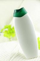 weiße und grüne Shampooflasche foto