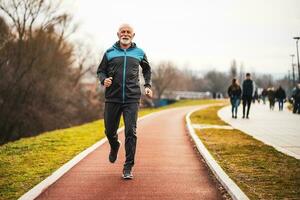 ein Senior Mann tun physisch Übungen foto