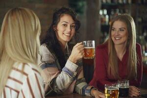 freunde haben Spaß beim das Bar foto