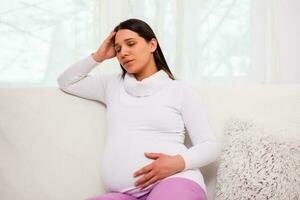 ein schwanger Frau mit Beschwerden foto