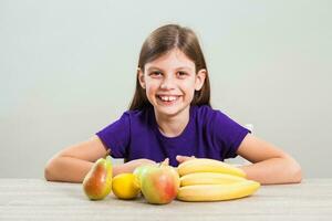 ein Mädchen Essen frisch Früchte foto