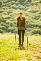 ein Frau Wandern foto