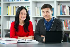 Studenten in der Bibliothek foto