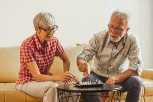 ein Senior Paar spielen Schach. foto