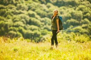 ein Frau Wandern foto