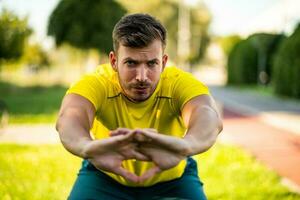 ein Mann im ein Gelb T-Shirt tun physisch Übungen foto