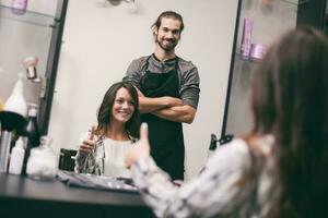 ein Frau beim ein Haar Salon foto