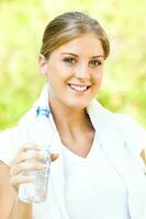 Frau Trinken Wasser nach tun physisch Aktivität foto