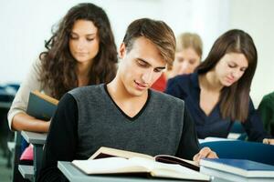 Studenten im ein Klassenzimmer foto