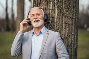 ein Senior Mann Hören zu Musik- foto