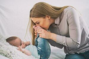 ein Frau mit ihr Baby foto