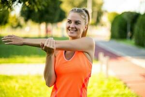 ein Frau im ein Orange T-Shirt tun physisch Übungen foto