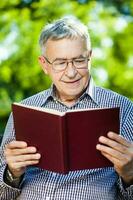 Porträt von ein Senior Mann auf das Park foto