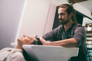 ein Frau beim ein Haar Salon foto