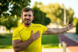 ein Mann im ein Gelb T-Shirt tun physisch Übungen foto