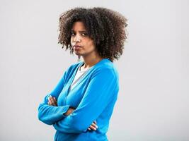 Porträt von unzufrieden afro Frau mit ein Blau Strickjacke foto