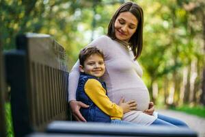 schwanger Frau und ihr Sohn foto