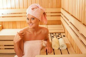 ein Frau im das Sauna foto