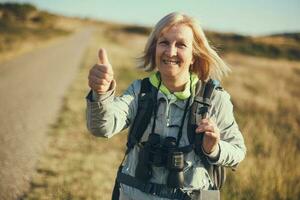 ein Senior Frau Wandern foto