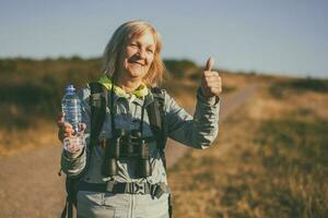 ein Senior Frau Wandern foto