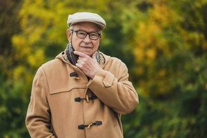 draussen Porträt von ein nachdenklich Senior Mann im Winter Mantel foto