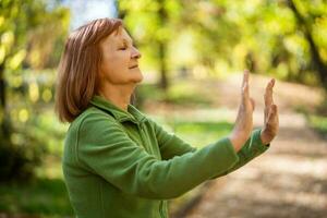 ein Senior Frau tun physisch Übungen foto