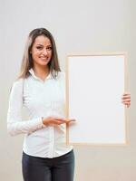 ein Frau mit ein leer Tafel Anzeige foto