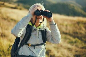 ein Senior Frau Wandern foto