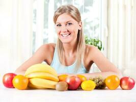 jung blond Frau mit Obst zum Gesundheit und Wellness Konzept foto
