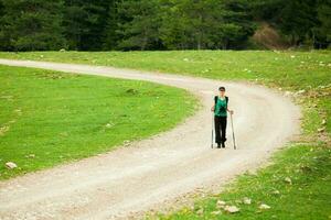 ein Frau Wandern foto