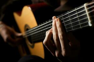 spielen ein akustisch Gitarre foto