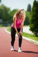 ein Frau tun physisch Übungen mit Knie Schmerzen foto