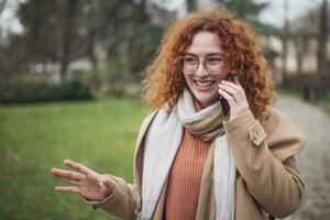 Porträt von ein jung Frau mit Ingwer Haar foto