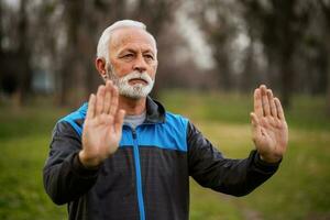 ein Senior Mann tun physisch Übungen foto