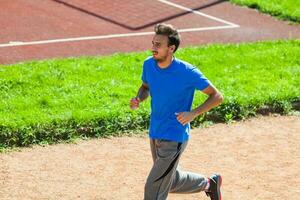 ein Mann Joggen draußen foto