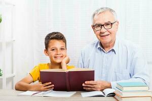 ein Großvater Ausgaben Zeit mit seine Enkel foto