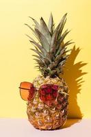 leckere Ananas mit Sonnenbrille foto