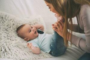 ein Frau mit ihr Baby foto