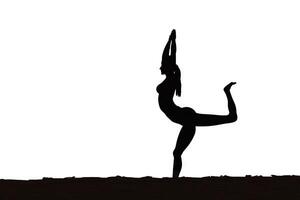 Frau Silhouette üben Yoga auf das Strand isoliert auf weiß Hintergrund Illustration generativ ai foto