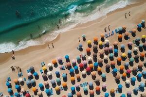 oben Antenne Aussicht von ein sandig Strand Linie voll von Badegäste und Menschen und bunt Regenschirme Illustration generativ ai foto