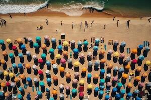 oben Antenne Aussicht von ein sandig Strand Linie voll von Badegäste und Menschen und bunt Regenschirme Illustration generativ ai foto