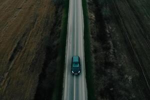 ai generativ Antenne Aussicht von ein Auto auf das Straße foto