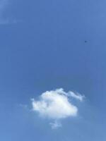 Wolkengebilde am blauen Himmel foto