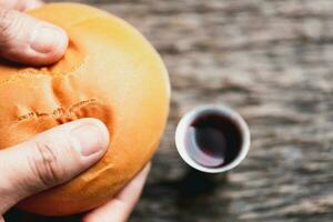 konzept der eucharistie oder der heiligen gemeinschaft des christentums. Eucharistie ist ein von Jesus eingesetztes Sakrament. beim letzten Abendmahl mit Jüngern. brot und wein sind leib und blut von jesus christus der christen. foto