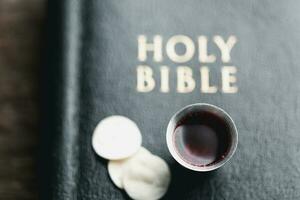 konzept der eucharistie oder der heiligen gemeinschaft des christentums. Eucharistie ist ein von Jesus eingesetztes Sakrament. beim letzten Abendmahl mit Jüngern. brot und wein sind leib und blut von jesus christus der christen. foto