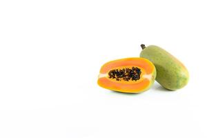 frisch ganze und geschnitten Papaya Früchte isoliert auf Weiß Hintergrund mit Kopieren Raum. ai generiert foto