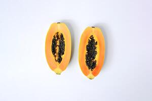 oben Aussicht frisch geschnitten Papaya Früchte isoliert auf Weiß Hintergrund. ai generiert foto