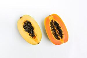 oben Aussicht frisch geschnitten Papaya Früchte isoliert auf Weiß Hintergrund. ai generiert foto