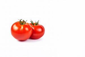 frisch ganze rot Tomaten isoliert auf Weiß Hintergrund mit Kopieren Raum. ai generiert foto